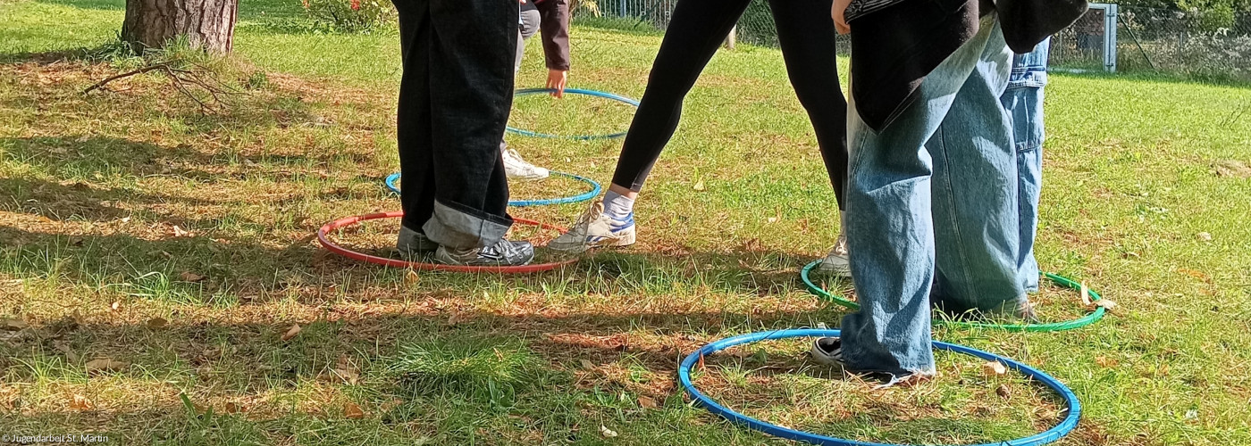 Ehrenamtliche Mitarbeiterinnen auf dem "Lavafluss"