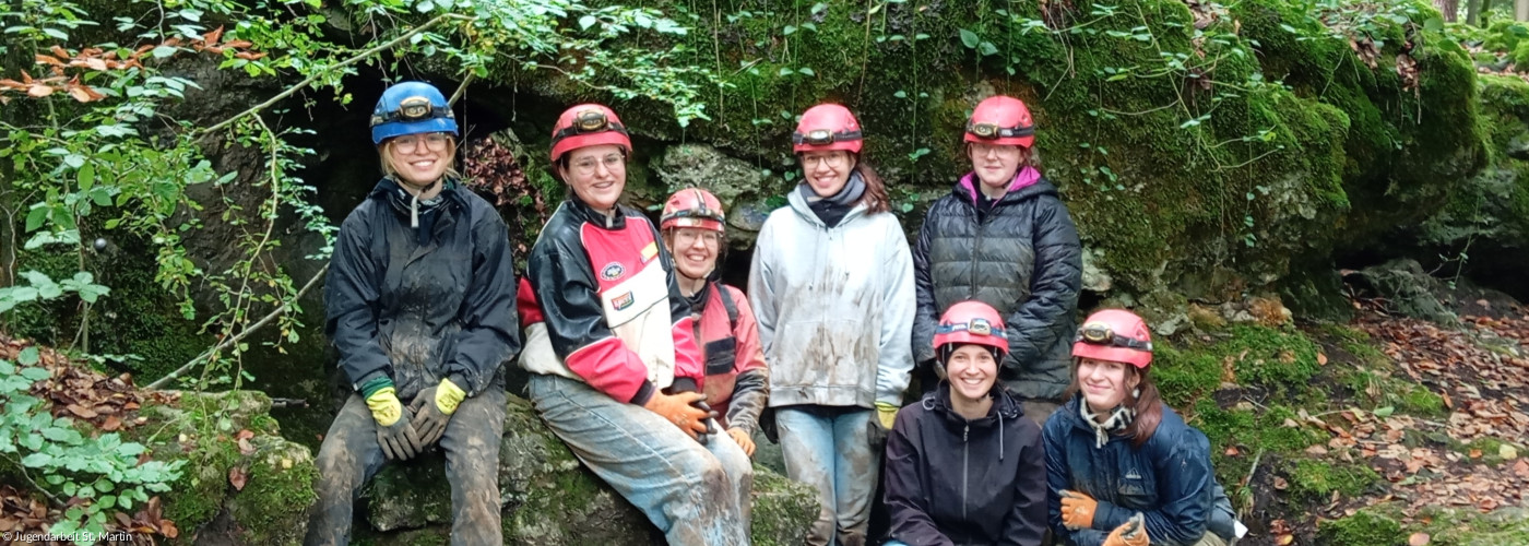 Gruppenfoto der ehrenamtlichen Mitarbeiterinnen vor der Höhle