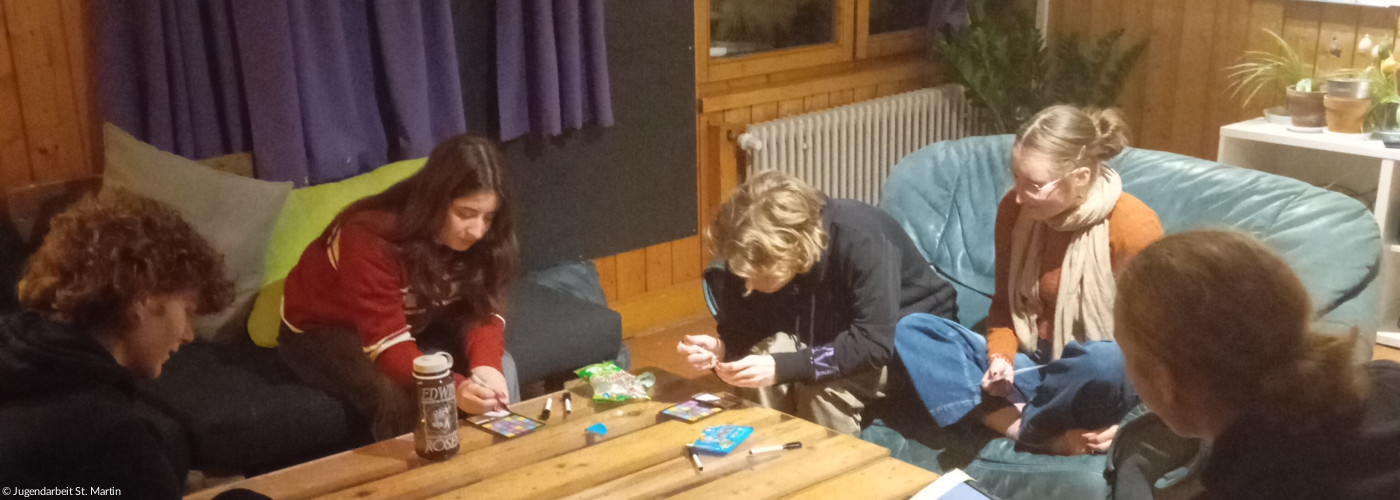 Jugendliche beim gemeinsamen Spielen.