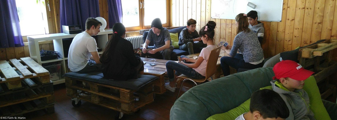 Jugendliche spielen gemeinsam im Jugendtreff