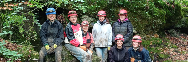 Gruppenfoto der ehrenamtlichen Mitarbeiterinnen vor der Höhle