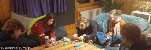 Jugendliche beim gemeinsamen Spielen.