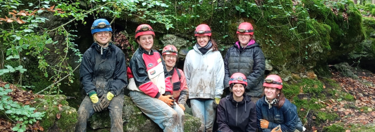Gruppenfoto der ehrenamtlichen Mitarbeiterinnen vor der Höhle
