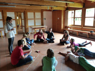 Kinder sitzen auf dem Boden und spielen